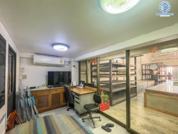 *****อาคารพาณิชย์มือสองย่านนนทบุรี อาคารพาณิชย์ ติดถ.แจ้งวัฒนะ เนื้อที่มากถึง 38 ตร.ว. ฟังก์ชันจัดเต็มถึง 6 ห้องนอน 4 ห้องน้ำ 2 ที่จอดรถ จะทำเป็นบริษัท หรือจะอยู่อาศัยก็ดี บนทำเลศักยภาพสุดๆ ใกล้เซ็นทรัลแจ้งวัฒนะ, รถไฟฟ้า (ในอนาคต) สายสีชมพู "สถานีแจ้งวัฒนะ-ปากเกร็ด 28" และทางด่วน "ศรีรัช"